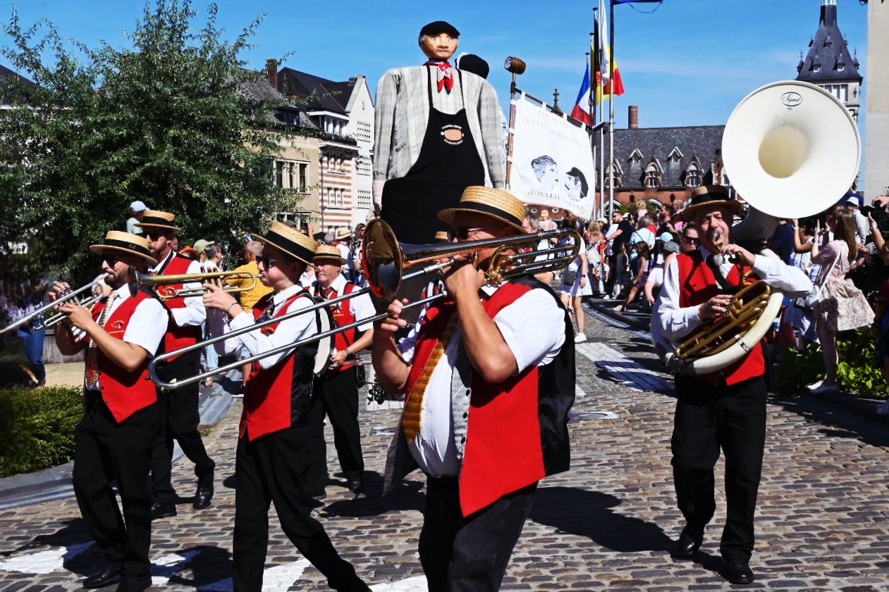 La Parade des Géants à Nivelles @ Léon Bardamu 20250907