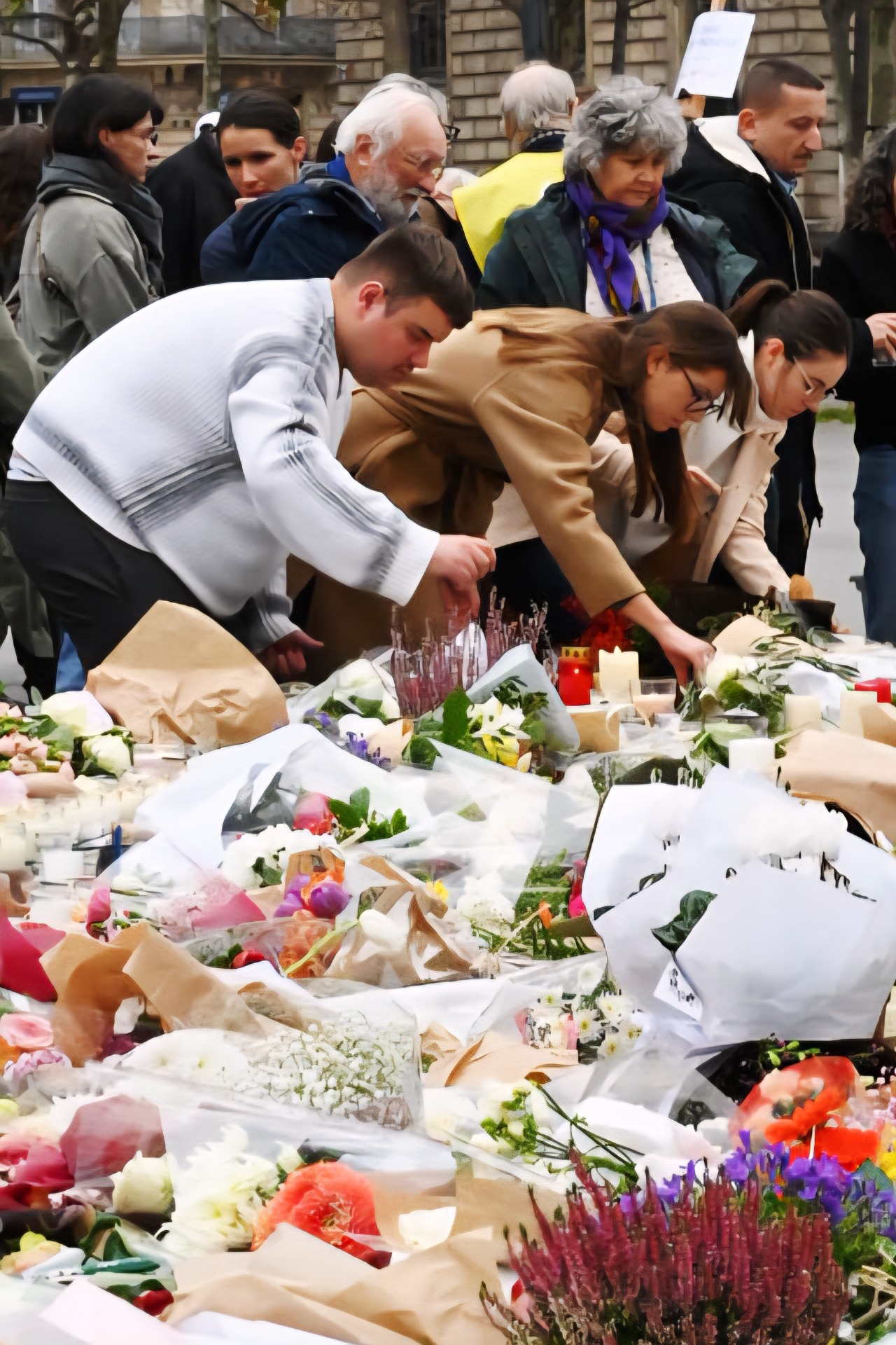 2015 - 2025 : Paris se souvient @ Léon Barnabu